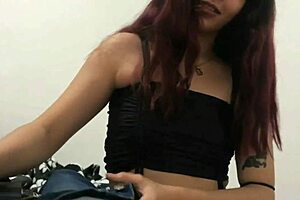 fascinante latina hermanastra trabaja su coño y garganta