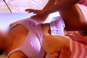 la vecina casada folla al vecino soltero en su habitacion