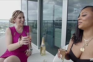 Porsha carrera sucks sara jay in lesbian fun