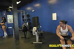 Xori Vera健身房乳胶激烈性爱锻炼