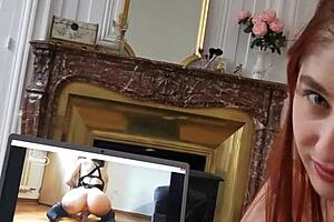 ma copine me suce avec force devant le porno d'une amatrice francaise julynovember