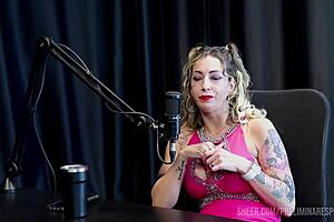 朱莉娅·丰塔内利和比亚·霍特在播客前戏中分享高潮时刻，使用玩具和交换伴侣