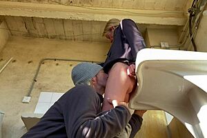 性感妻子邻居在洗衣机房舔阴