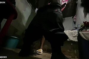 Avec ses longues jambes, sexy miniskirt and beautiful waist in homemade scene.