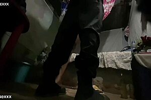 Avec ses longues jambes, sexy miniskirt and beautiful waist in homemade scene.