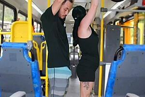 Эй, чувак, глянь, как брюнетка щупается в автобусе!