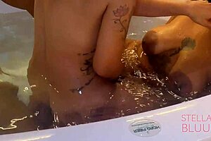 Convidei minha amiga brasileira rabuda para um banho de banheira - teaser - collab sara ventura