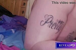 曲线美女展示感官屁股假阳具骑乘和手指