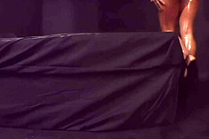 אלסנדרה מרקס סובלת הלמות תחת ברזילאית עזה עם דיפ תרואט ואנאל.