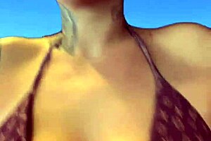 treinando na academia de frete pra praia de ipanema rj s� de biqu�ni toda molhada escorria suor pelas perna fiquei at� com tes�o