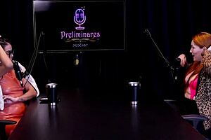 Gostosa Ruiva Fica Pelada E Mostra Peitos Após Entrevista Com Apresentadora Nua