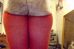 Tatted camgirl fucks her holes