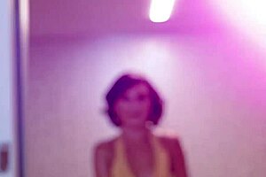 ebony hairdresser licks customer's pussy