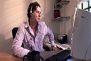 En blond flot dame med store falske bryster har sex i køkkenet