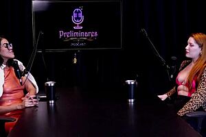 Gostosa Ruiva Fica Pelada E Mostra Peitos Após Entrevista Com Apresentadora Nua