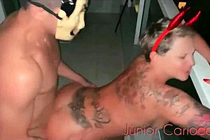 Loira bem safada dan�ando na festa e provocando fodemos gostoso aquela bunda grande