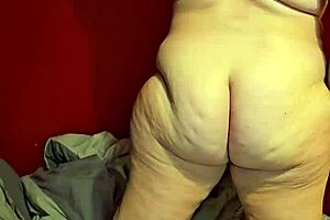 does pregnant cougar spread her gaping ass?