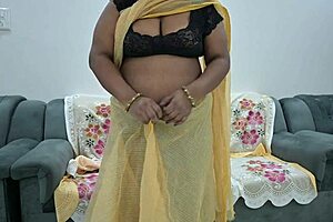 Desi Saree Aunty Boldly Shows Her Tits in Indian Style, So Provocative!
