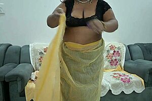 Desi Saree Aunty Boldly Shows Her Tits in Indian Style, So Provocative!