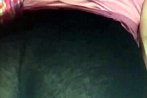 pijamada con mi amiga en mini shorts negros