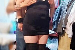 Mi vecino me pilló vistiéndome de puta y lamió mi culo