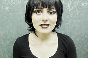 Do you want Mavis Dracula to seduce you into fucking her pussy?