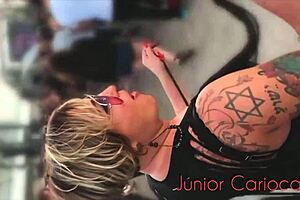 Loira bem safada dan�ando na festa e provocando fodemos gostoso aquela bunda grande