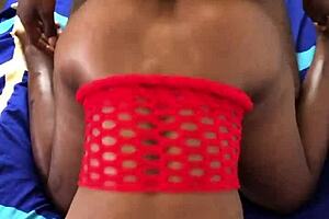 Czarna laska uwielbia na pieska z kutasem w dupie