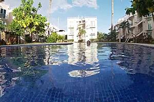 Primero a la piscina y despues a follar ese culo con tetas grandes