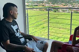 Viendo el pasaje mi hermanastra se pone ganosa d meterle mi gran polla historia completa