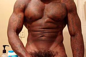 شقراء تقوم بعبادة مفصلة للزب الأسود الكبير المشعر لهاليليويا جونسون