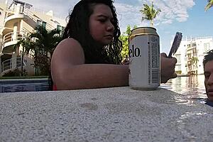 Primero a la piscina y despues a follar ese culo con tetas grandes