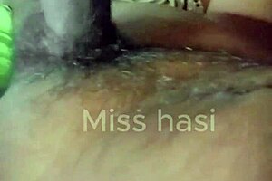 Ella sostiene la polla profunda en garganta para corrida dos veces