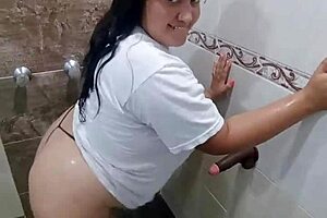 Jugando En El Baño Con La Camiseta De Mi Hermanastro Mientras Me Masturbo