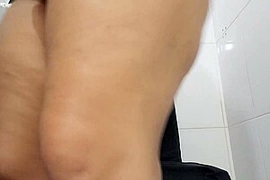 Brasileira flaunts peluda buceta grande e gorducha