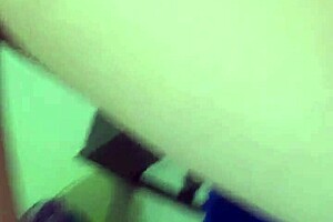 mira como se corre esta chica traviesa masturbandose