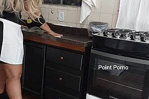 sai do banho pelado e encontrei a empregada arrumando a cozinha