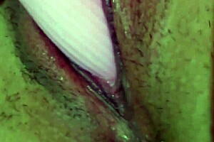 mira como se corre esta chica traviesa masturbandose