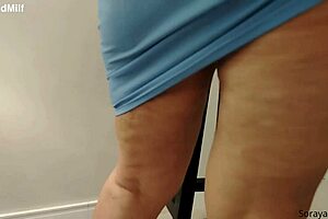 coroa sem calcinha explodindo de tesão