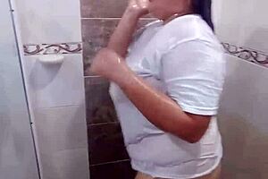 Jugando En El Baño Con La Camiseta De Mi Hermanastro Mientras Me Masturbo