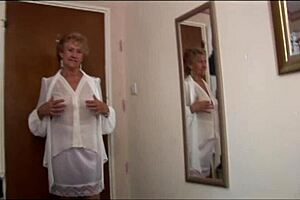 Η κακιά γιαγιά προκαλεί δείχνοντας