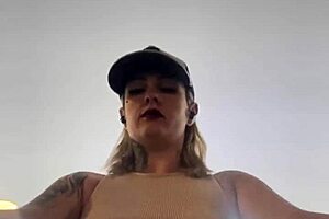 I went to train at the gym in Times Square, my nipples were hard and sweat was dripping on my pussy. The gringos passed by and looked and put their hand on their hard cocks.