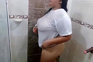 Jugando En El Baño Con La Camiseta De Mi Hermanastro Mientras Me Masturbo