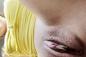 Hei, kaunis latinalainen masturboi dildolla poikaystävälleen! 😍