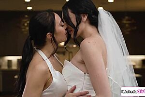 Busty babe tribs with milf girlfriend.