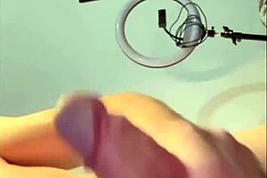 Pretty usa babe gives handjob to big cock 😍