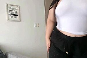 Follandome el sabroso culo de la esposa de mi jefe mientras el anda de viaje