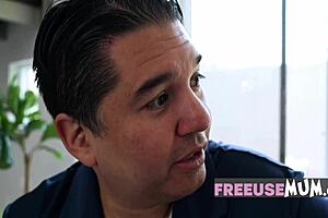 Guest Boldly Fucks Wife's Pussy Freely