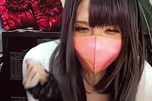 【個撮】マスク美女の女装が配信しながらオナニーする動画