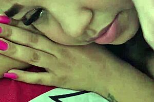 Non resisto a guardare mia moglie riposare e mi masturbo mentre la vedo